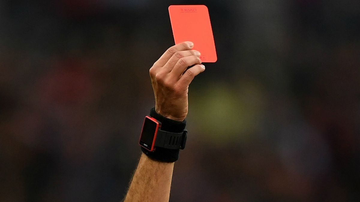 Thẻ đỏ trong bóng đá là gì? Được dùng ra sao?